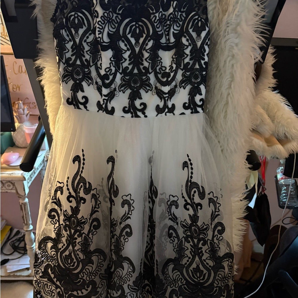 Chi Chi London Black Lace Chemise - Picture 4 of 4